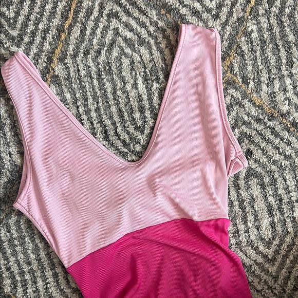 Colorblock Twist Cut Out Bodycon Dress Sz Medium Amazon - Picture 5 of 5